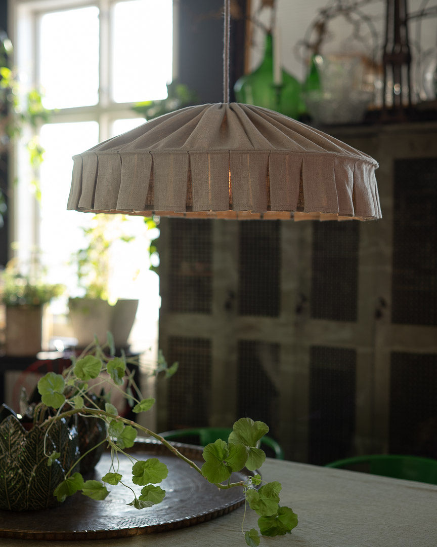 Vinga Skærm Ekskl. Ophæng Ø58 Natur loftslampe Fra Alde & Lind - Vinga er en dekorativ loftslampesk&aelig;rm i 100% naturligt h&oslash;r, der giver rummet et bl&oslash;dt og hyggeligt udtryk.