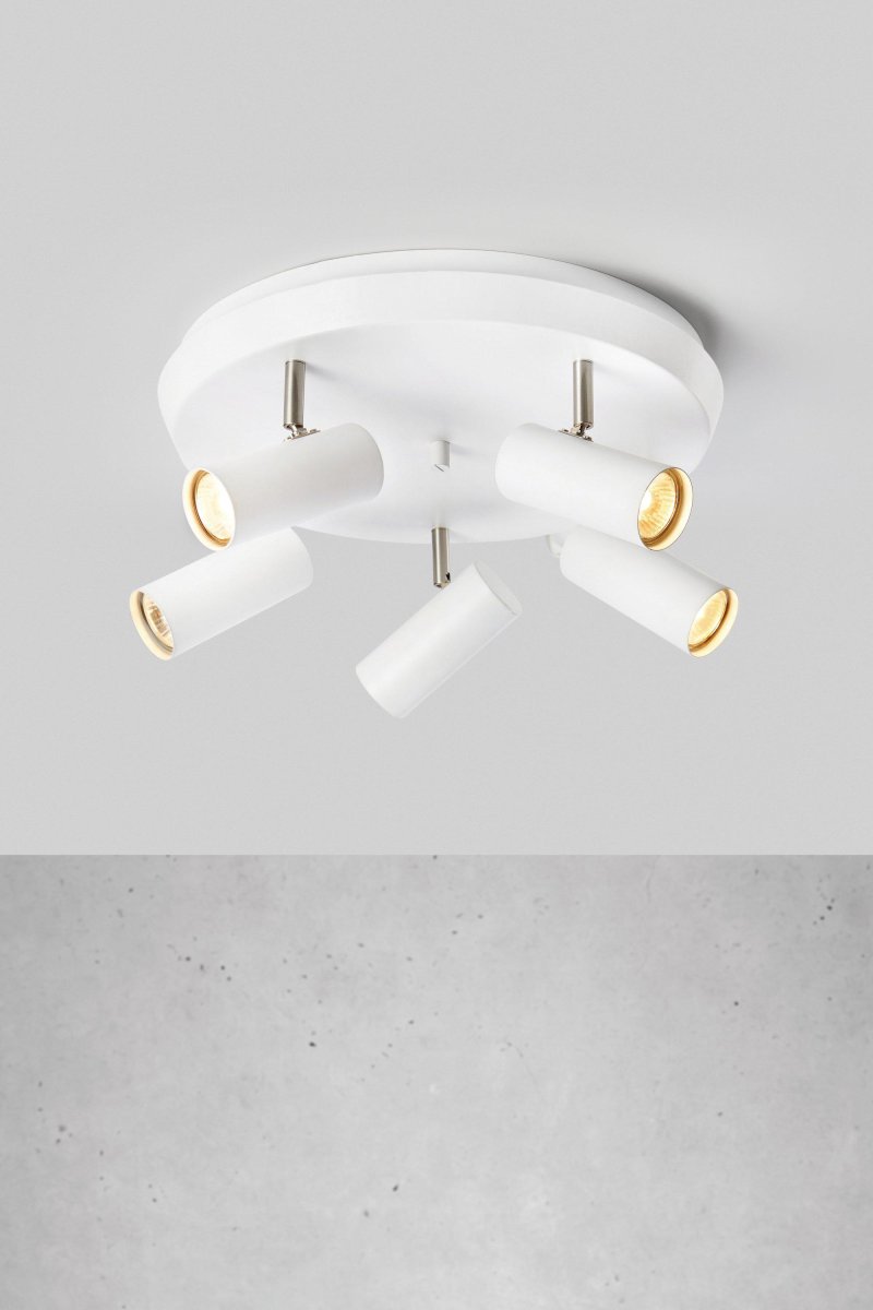 Torino 5 Hvid spotlight Fra Markslöjd - Loftspotlighten Torino har fem retningsbestemte pærer, hvilket gør den ideel til hallen eller kontoret, hvor du har brug for meget lys.
