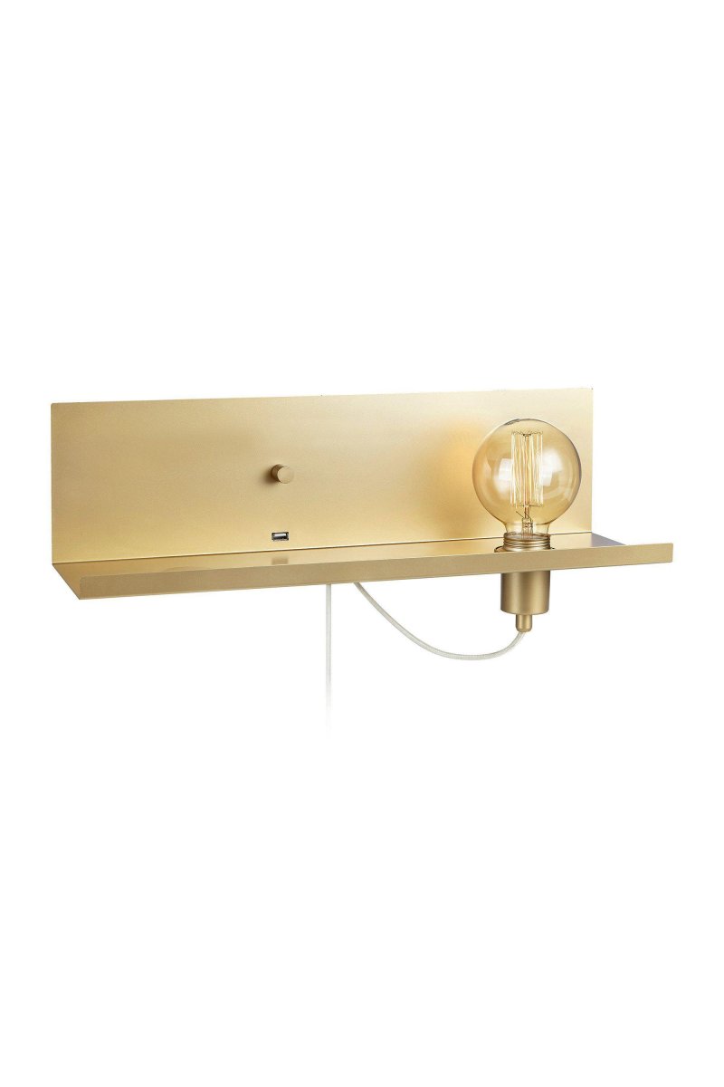 Multi 50cm Guld væglampe Fra Markslöjd - Den synlige p&aelig;re giver et varmt og bl&oslash;dt lys, der skaber en indbydende atmosf&aelig;re, mens den lille hylde tilbyder en praktisk plads til dine ejendele.