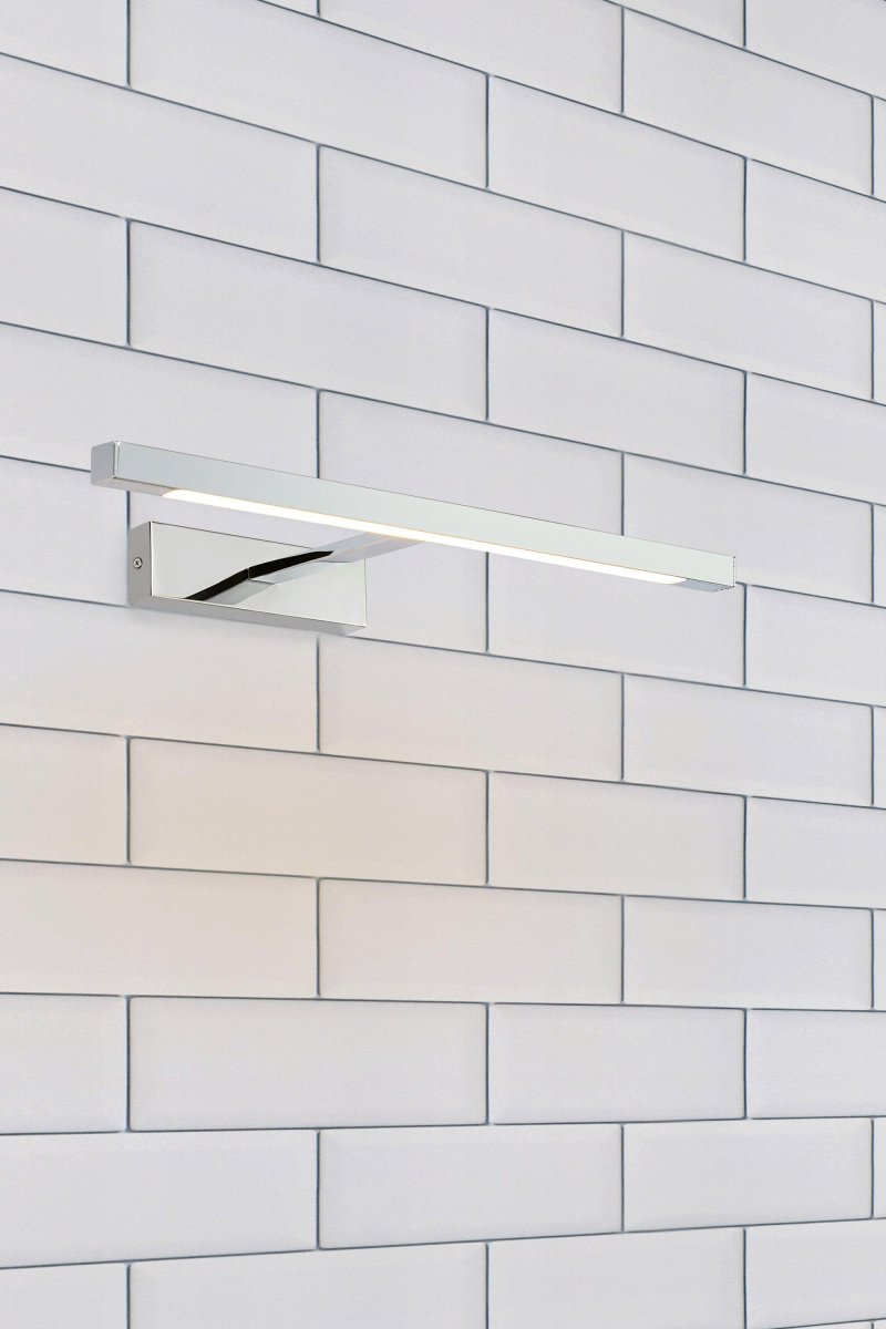 Neptunus 60cm Chrom badeværelseslampe Fra Markslöjd - Denne elegante og moderne væglampe er det perfekte valg til at belyse spejle og badeværelser med stil.