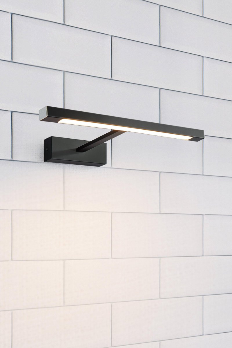 Neptunus 60cm Sort badeværelseslampe Fra Markslöjd - Denne elegante og moderne væglampe er det perfekte valg til at belyse spejle og badeværelser med stil.