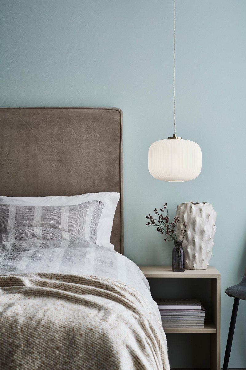 Sober Ø25 Børstet messing loftslampe Fra Markslöjd - Sober pendel er en stilfuld loftslampe med en smuk glasskærm og fod i børstet messing.