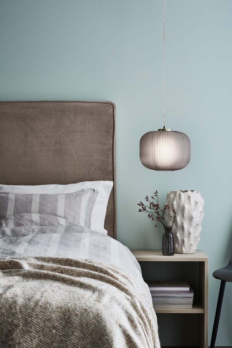 Sober Ø25 Børstet messing loftslampe Fra Markslöjd - Sober pendel er en stilfuld loftslampe med en smuk glassk&aelig;rm og fod i b&oslash;rstet messing.