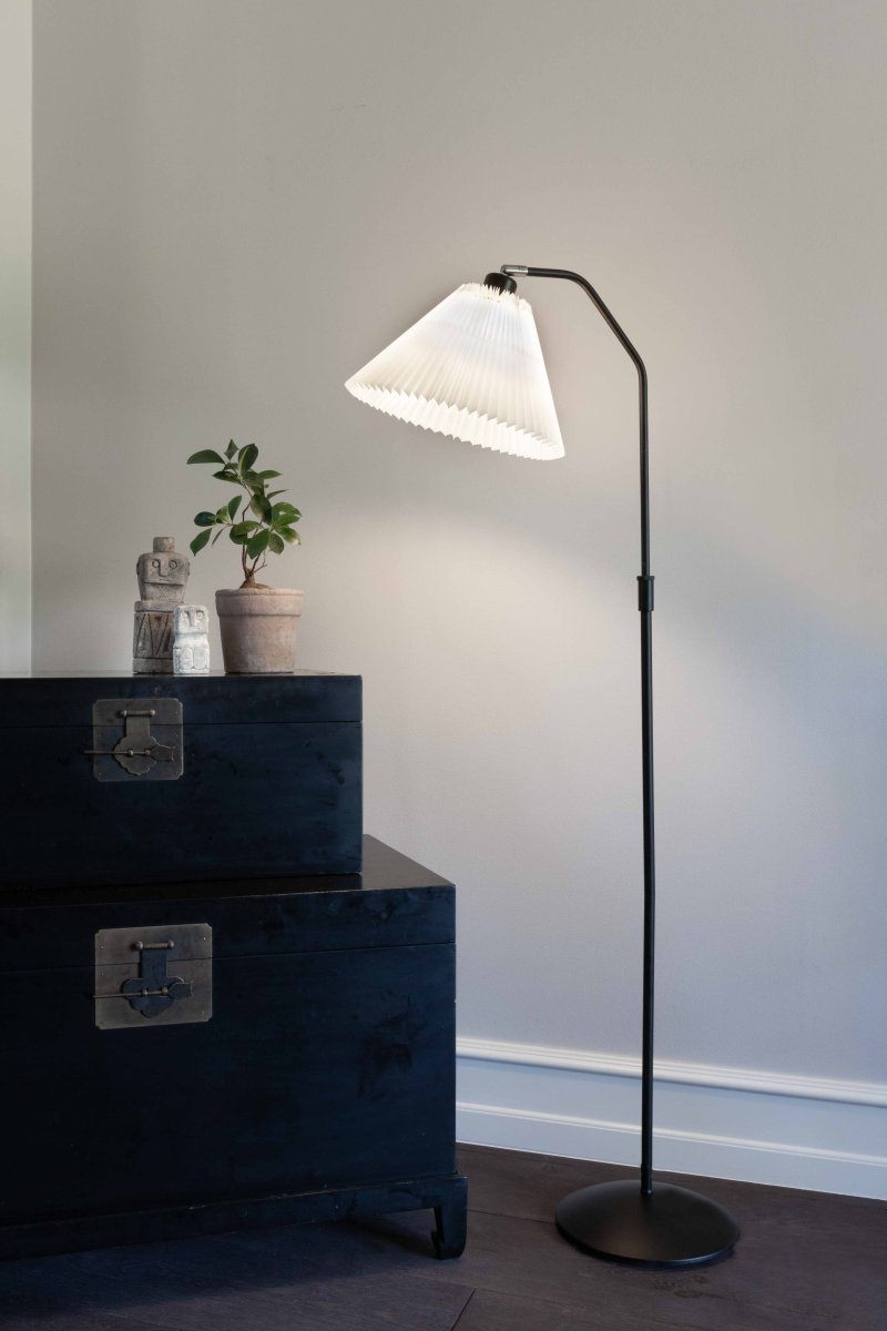 Berlin Sort gulvlampe Fra Halo Design - Det sorte metal i kombination med den plisserede skærm gør den til en stilfuld indretningsdetalje foruden god generel belysning.