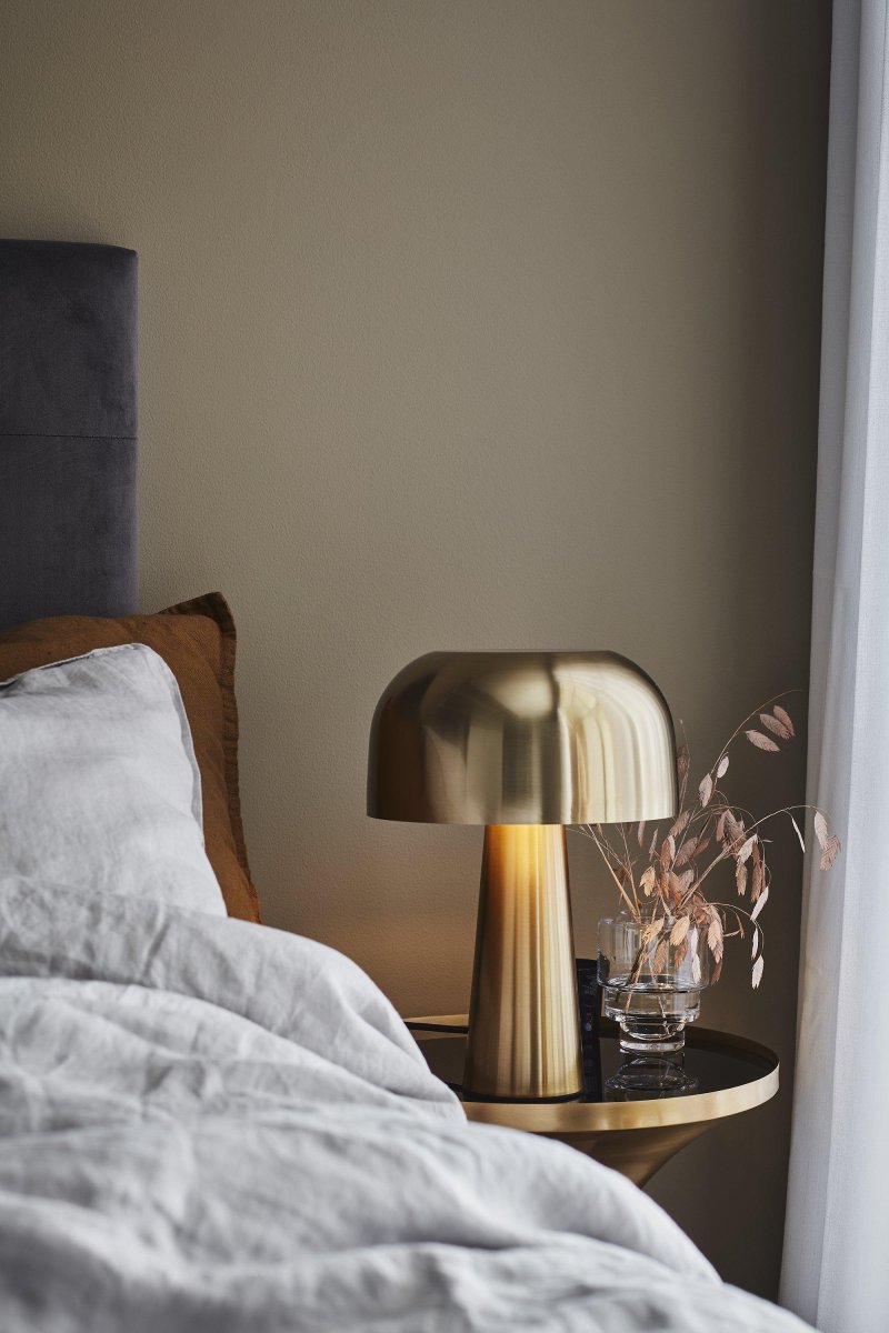 Blanca 35cm Bronze bordlampe Fra Markslöjd - Blanca i messing er en lidt mindre bordlampe helt i metal, cirka 35 cm h&oslash;j.