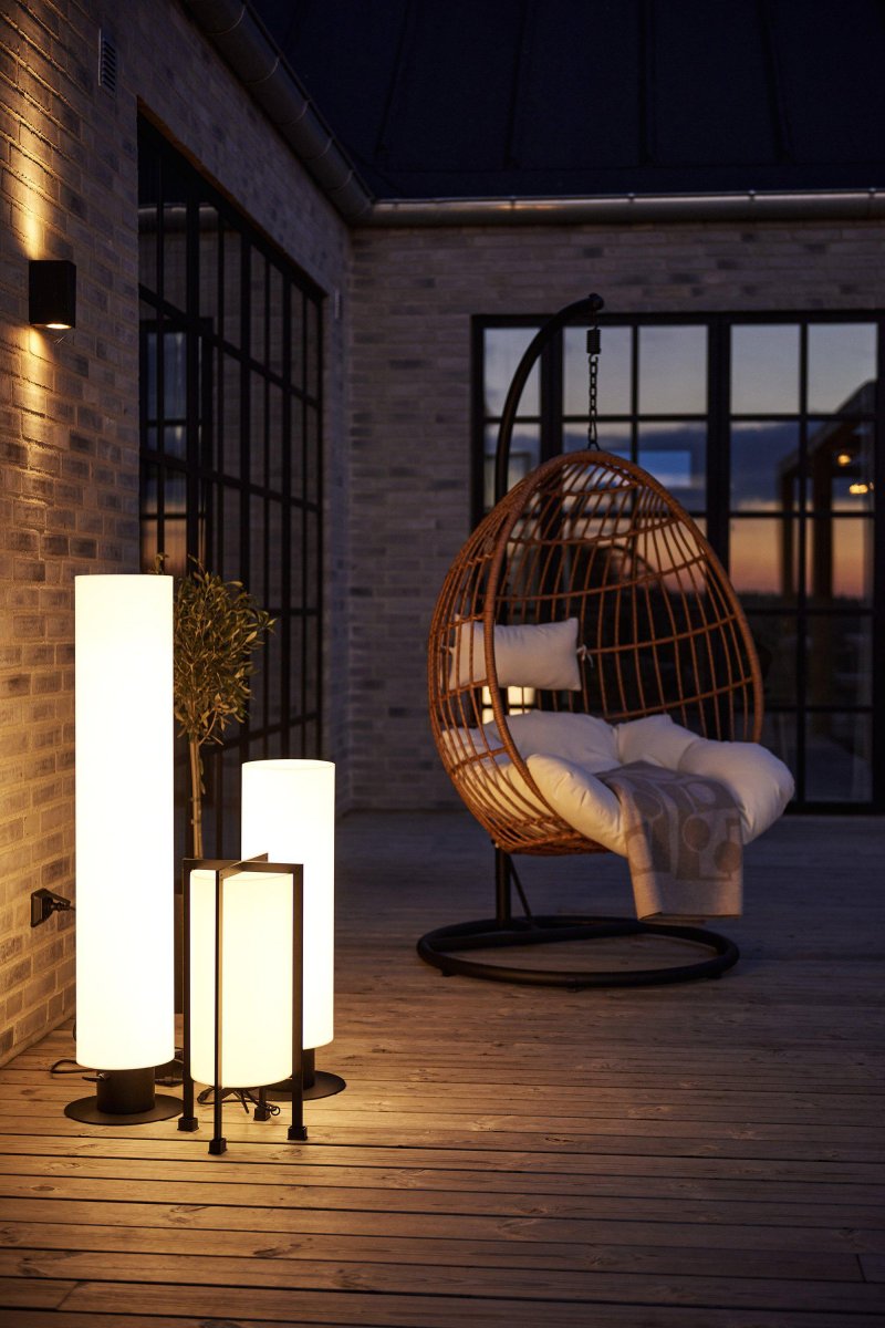 Gulvlampe 70cm Hvid Garden 24 Fra Markslöjd - Sk&aelig;rmen er en hvid cylinder og stellet er i sort metal.