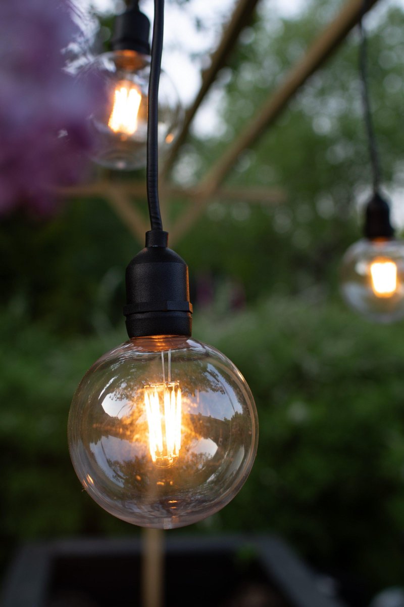 Loftpendel Globe Sort Garden 24 Fra Markslöjd - Den fem meter lange gummisnor g&oslash;r det muligt at dreje den rundt om loftsbj&aelig;lker eller kroge.