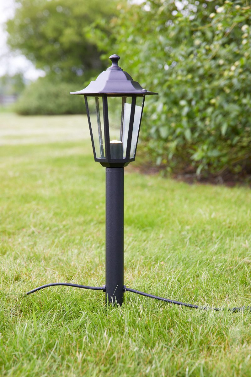 Pullertlampe 56cm Sort Garden 24 Fra Markslöjd - Garden 24 er IP44-klassificeret og tilpasset til have- og udend&oslash;rsbelysning, som du nemt kan installere.