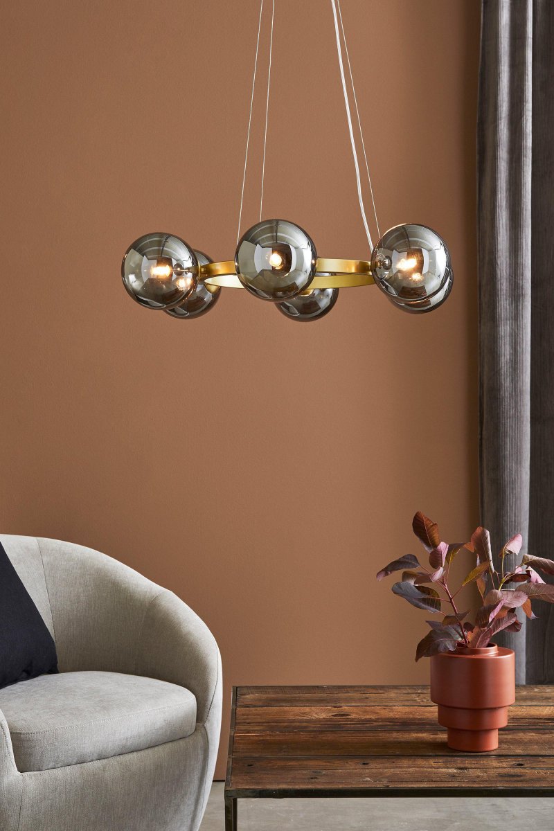 Circle Ø70 Guld loftslampe Fra Markslöjd - De bl&oslash;de, runde former og den stilrene oph&aelig;ng g&oslash;r lampen til et imponerende omdrejningspunkt i rummet, samtidig med at den spreder et varmt og behageligt lys.