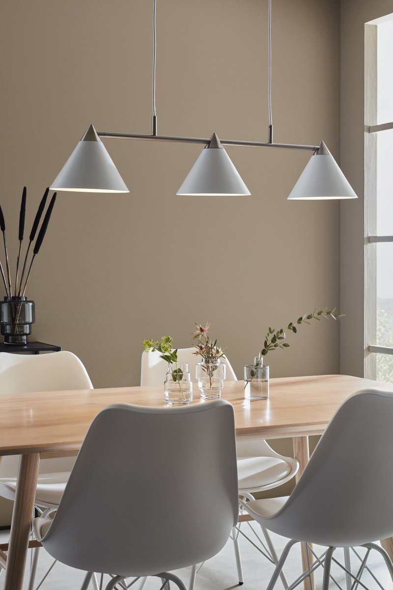 Klint 98cm Hvid loftslampe Fra Markslöjd - Det stilrene design af Monika Mulder gør lampen til et smukt indslag over spisebordet eller i køkkenet.