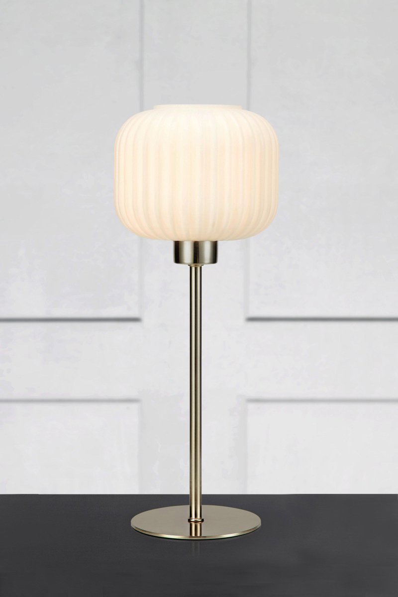 Sober 38cm Stål bordlampe Fra Markslöjd - Sober er en elegant bordlampe med en stilfuld glasskærm og en stålfod.