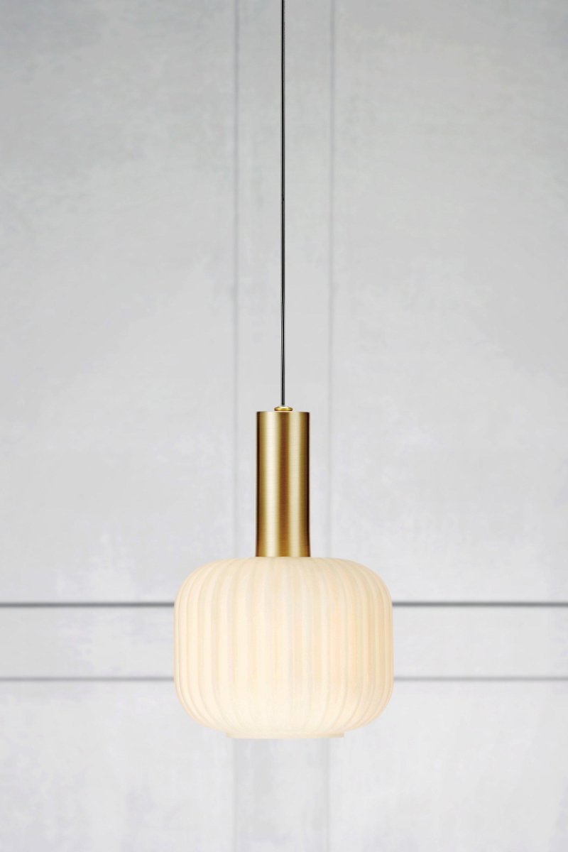 Sober Ø15 Messing vindueslampe Fra Markslöjd - Sober vinduespendel er en elegant lampe i mindre format med en riflet, rund glasskærm i hvid og fod i børstet messing.