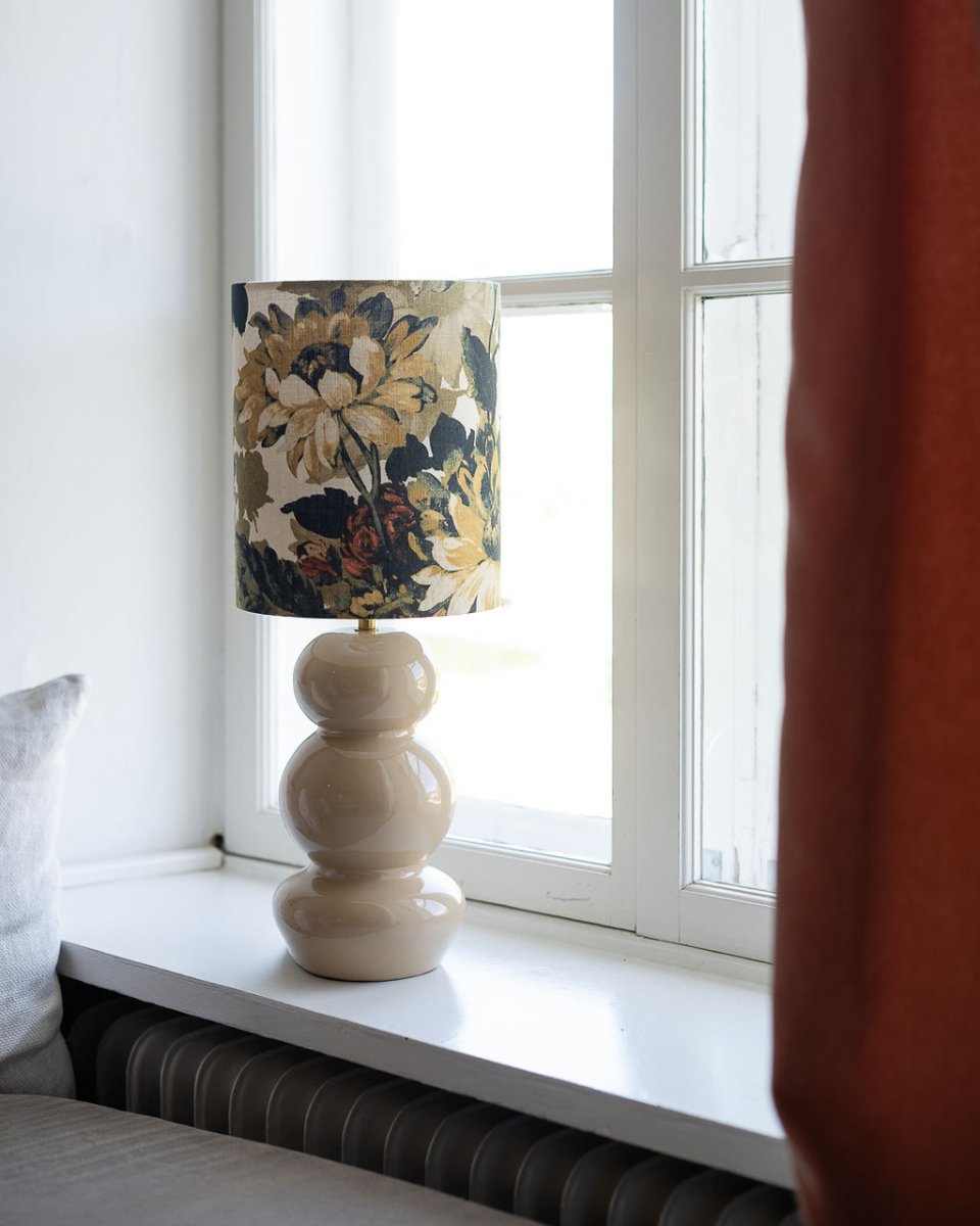 Lampshade Cylinder Sunflower Ø22 Flerfarvet Fra Alde & Lind - Cylinder Sunflower er en håndsyet, cylinderformet lampeskærm i en hørblanding med et dekorativt blomstermønster.