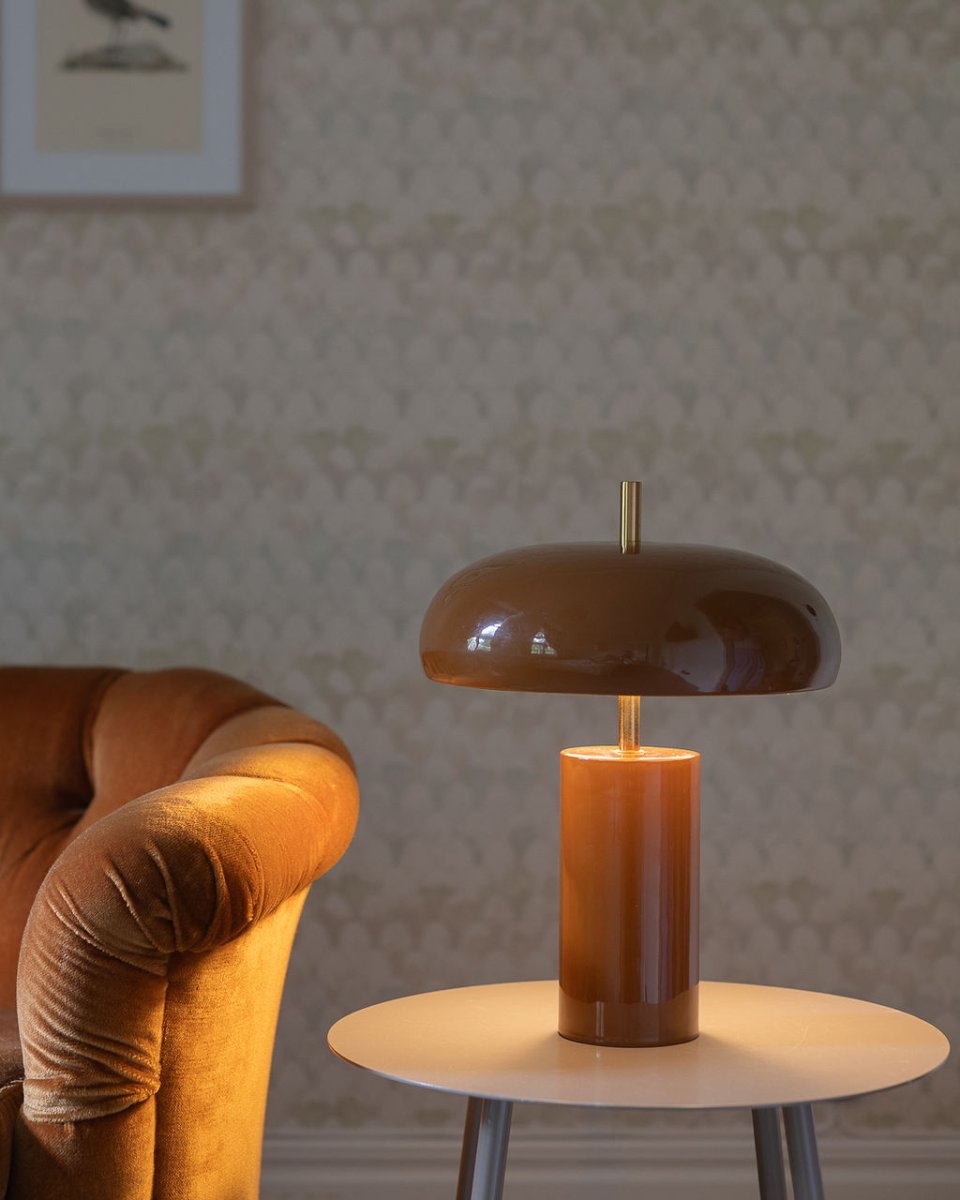 Lex 40cm Brun bordlampe Fra Alde & Lind - Lex er en moderne bordlampe i metal med en varm brun farve og en højglans, emaljelignende finish.