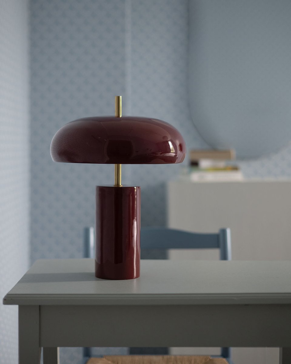 Lex 40cm Mørkerød bordlampe Fra Alde & Lind - Lex er en moderne bordlampe i metal med en dyb rød farve og en højglans, emaljelignende finish.
