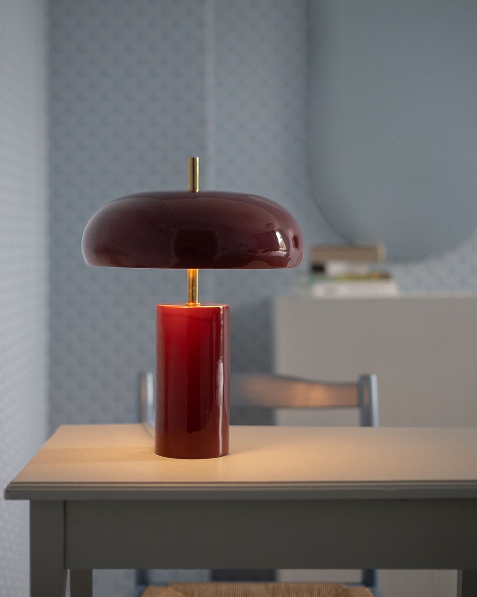 Lex 40cm Mørkerød bordlampe Fra Alde & Lind - Lex er en moderne bordlampe i metal med en dyb rød farve og en højglans, emaljelignende finish.