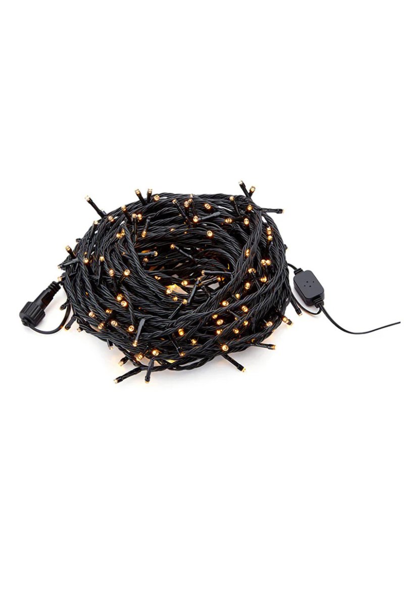 Lyskæde 24m Sort Garden 24 Fra Markslöjd - Dioderne er placeret 10 cm fra hinanden, og lyssl&oslash;jfen er bygbar, hvilket betyder, at du kan skabe det perfekte lysmilj&oslash;.