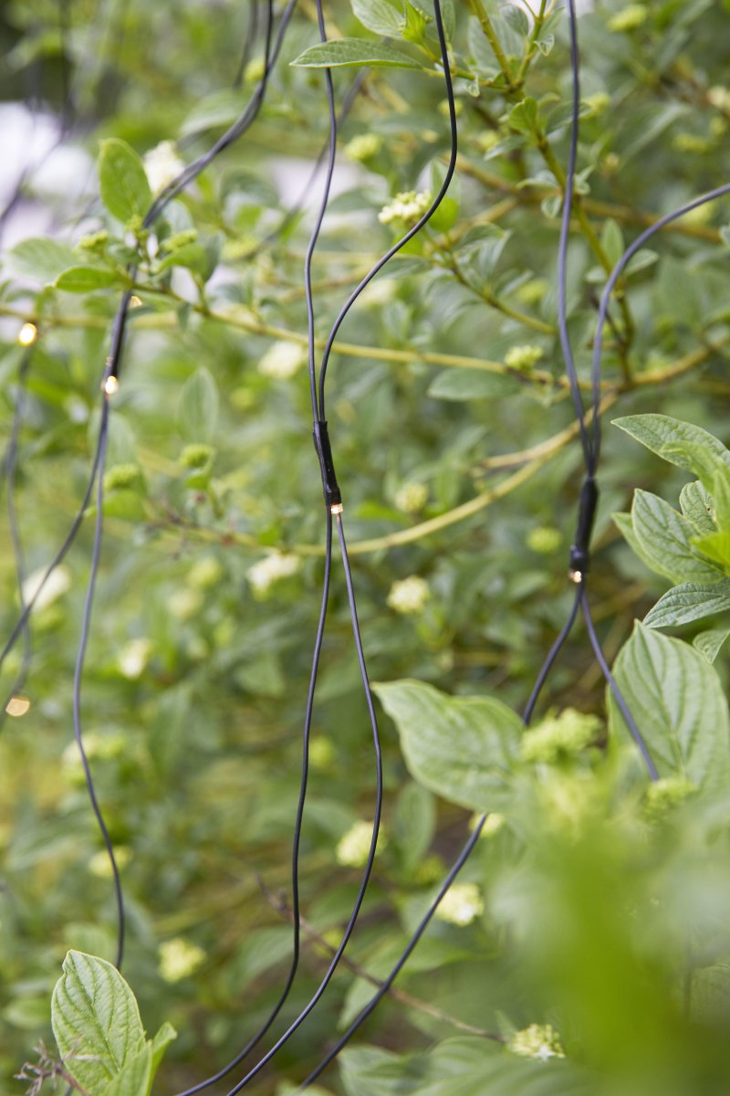 Lysnet 2x2m Sort Garden 24 Fra Markslöjd - Lyssl&oslash;jfen har fast LED-belysning p&aring; 4W og er IP44-klassificeret, hvilket betyder, at den er velegnet til udend&oslash;rs brug.