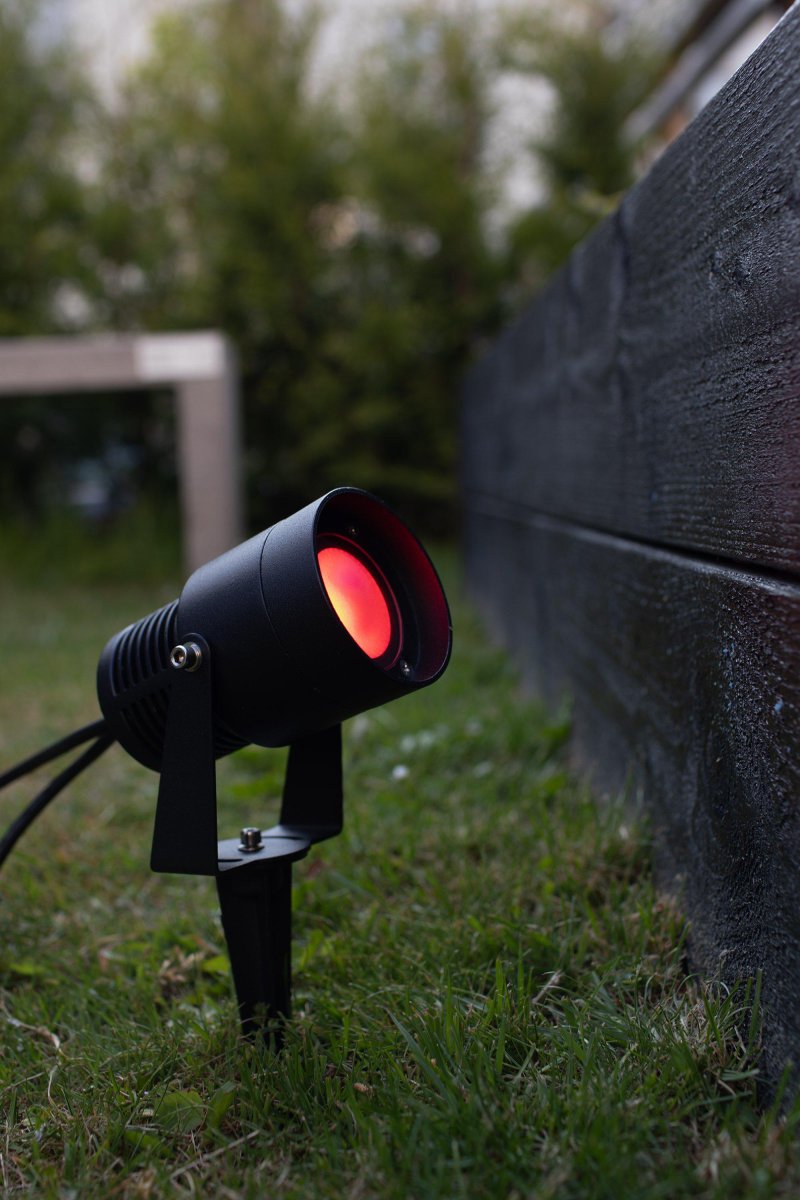 Spotlight RGB 6W Sort Garden 24 Fra Markslöjd - Garden 24 Spotlight RGB p&aring; 6W er en flerfarvet spotlight perfekt til at lyse haven op.