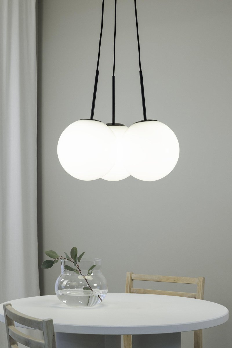 Dione Ø54 Hvid loftslampe Fra Markslöjd - Loftslampe med tre h&aelig;ngende lys i en klynge.