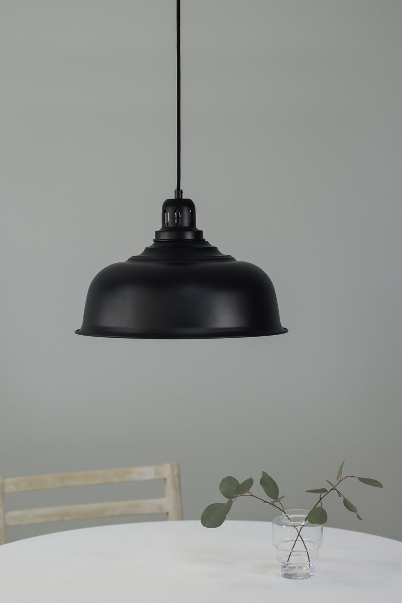 Port Ø37 Sort loftslampe Fra Markslöjd - Lampen h&aelig;nger i en sort tekstilledning, der giver et elegant touch.