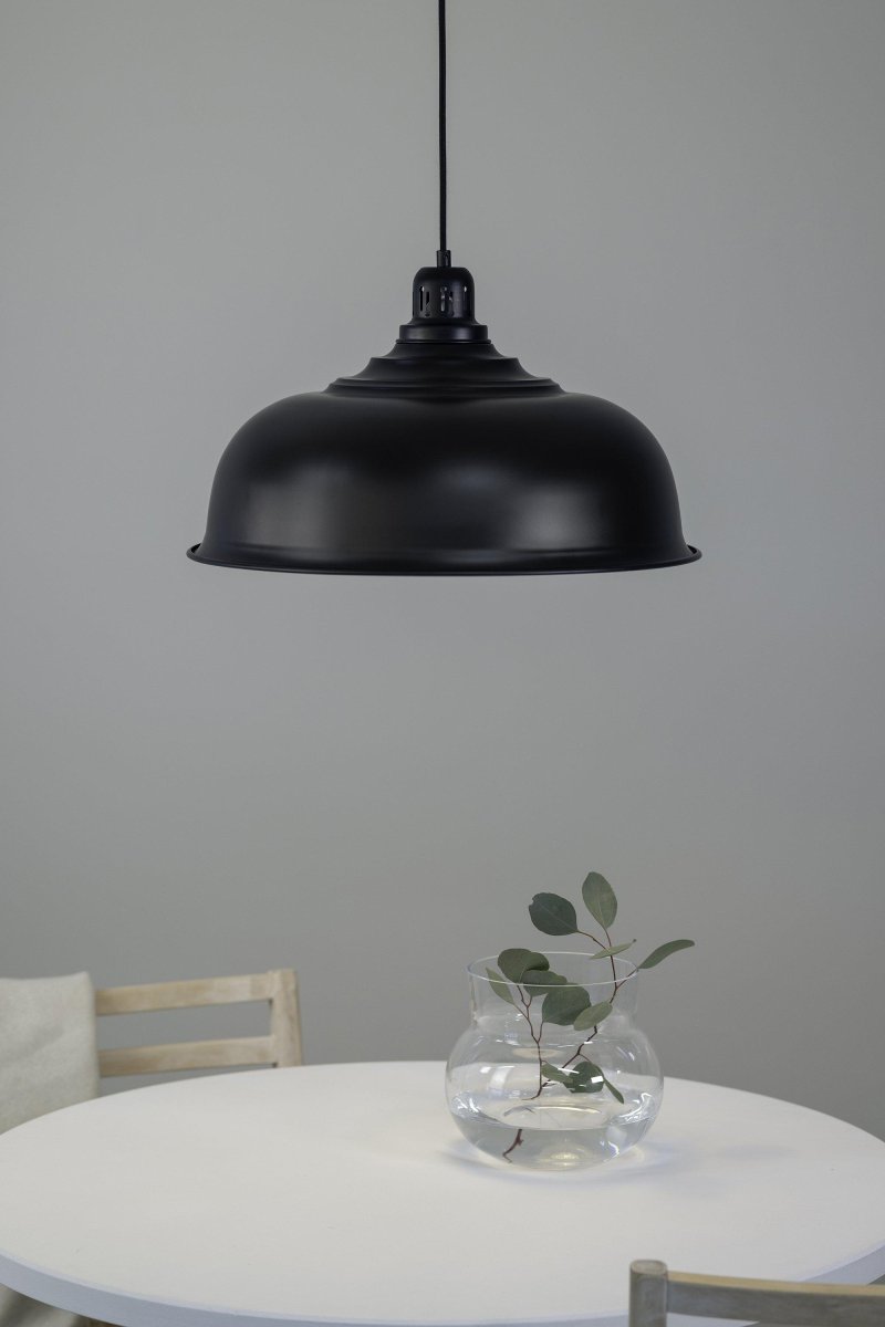 Port Ø50 Sort loftslampe Fra Markslöjd - Lampen h&aelig;nger i en sort tekstilledning, der giver et elegant touch.