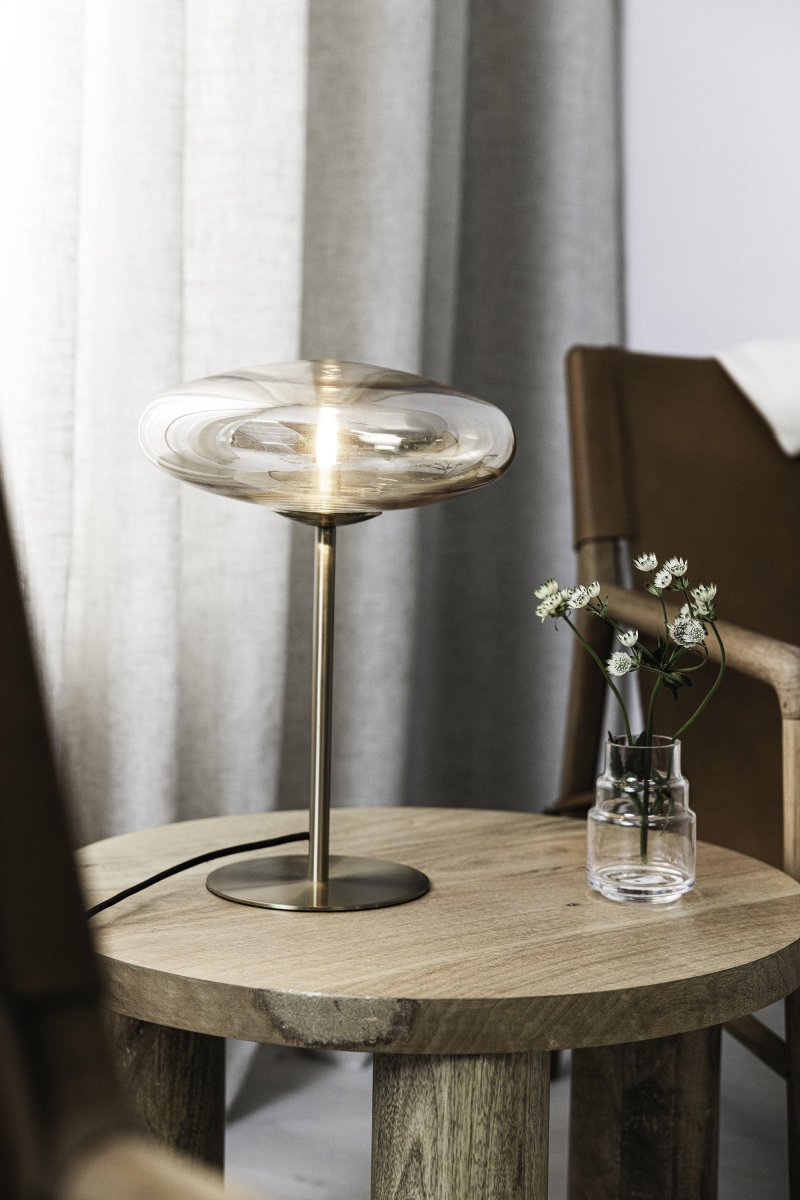 Locus 40cm Messing bordlampe Fra Markslöjd - Med en kombination af moderne &aelig;stetik og klassisk elegance bliver denne lampe en sofistikeret indretningsdetalje i dit hjem.