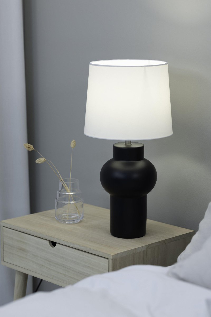 Shape 46cm Sort bordlampe Fra Markslöjd - Med en h&oslash;jde p&aring; 46 cm og en sk&aelig;rm med en diameter p&aring; 23 cm er den perfekt at placere p&aring; et hallm&oslash;bel eller sidebord.