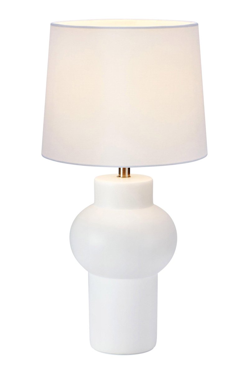 Shape 46cm Hvid bordlampe Fra Markslöjd - Med en h&oslash;jde p&aring; 46 cm og en sk&aelig;rm med en diameter p&aring; 23 cm er den perfekt at placere p&aring; et hallm&oslash;bel eller sidebord.