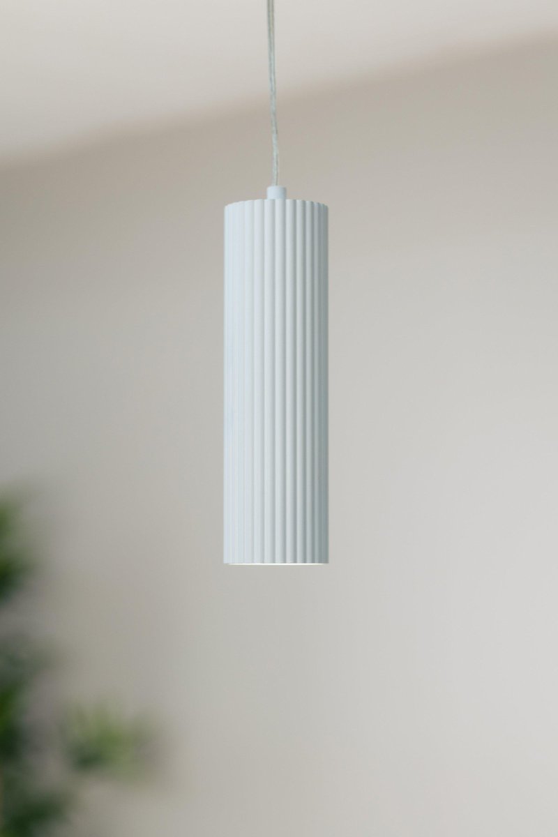 Costilla Ø7 Hvid vindueslampe Fra Markslöjd - Diskret ribbet metalsk&aelig;rm, der h&aelig;nger i et gennemsigtigt kabel.