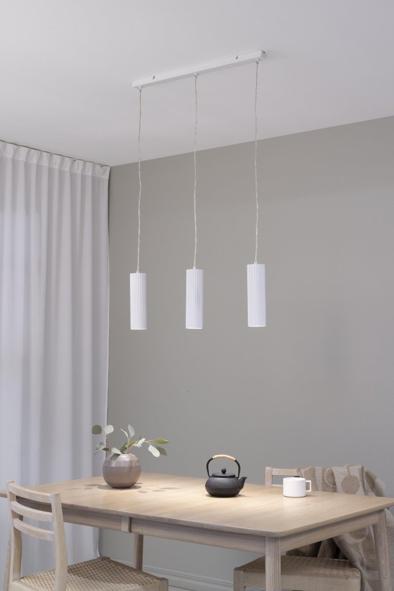 Costilla 68cm Hvid loftslampe Fra Markslöjd - Diskret riflede skærme i metal, der hænger på; række i gennemsigtige kabler på 1,5 m.