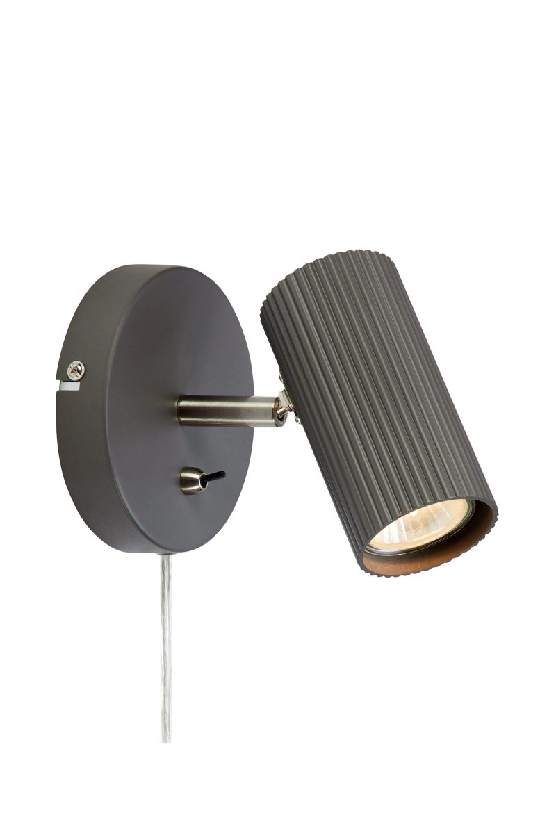 Costilla Grå læselampe Fra Markslöjd - Costilla&nbsp;væglampen har et moderne og industrielt design med en stilfuld, ribbet skærm i mørkegrå.