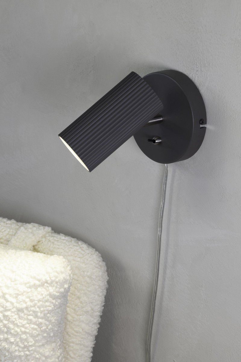 Costilla Grå læselampe Fra Markslöjd - Costilla&nbsp;væglampen har et moderne og industrielt design med en stilfuld, ribbet skærm i mørkegrå.