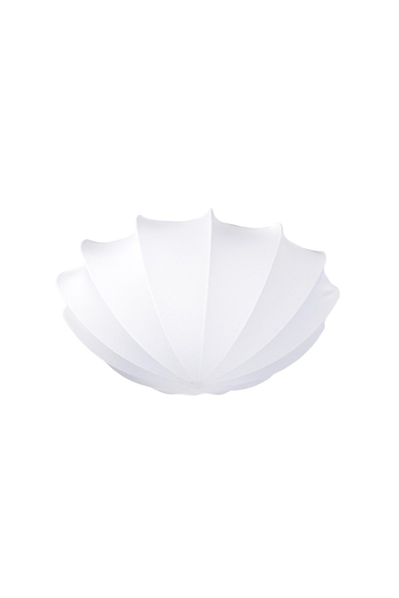 Camellia Ø50 Hvid plafond Fra Markslöjd - Det unikke, skulpturelle design minder om en skal, som giver en blød og naturlig form, der spreder et harmonisk lys i rummet.