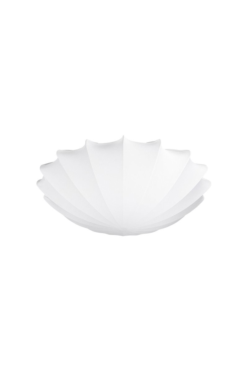 Camellia Ø80 Hvid plafond Fra Markslöjd - Det unikke, skulpturelle design minder om en skal, som giver en bl&oslash;d og naturlig form, der spreder et harmonisk lys i rummet.