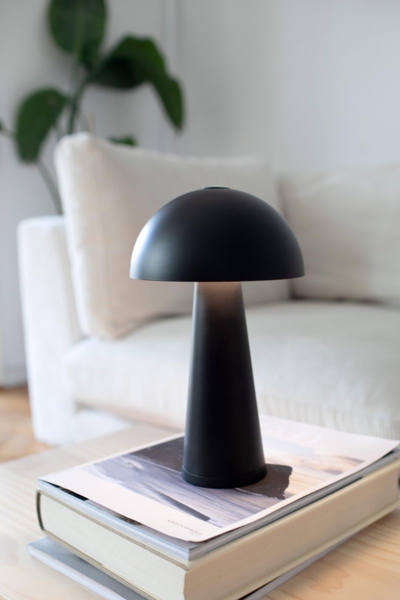 Fungi 26cm Sort bærbar Fra Markslöjd - Fungi er en stilfuld og bærbar bordlampe i matsort metal, designet til både indendørs og udendørs brug.