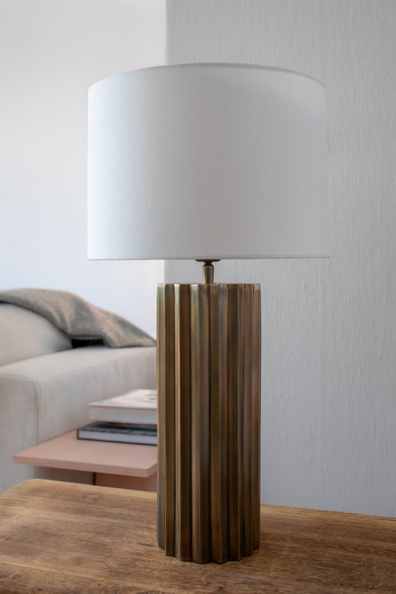 Hashira 60cm Antik messing bordlampe Fra Markslöjd - Hashira er en rustik og elegant bordlampe med en fod i antik messing, der minder om en s&oslash;jle.