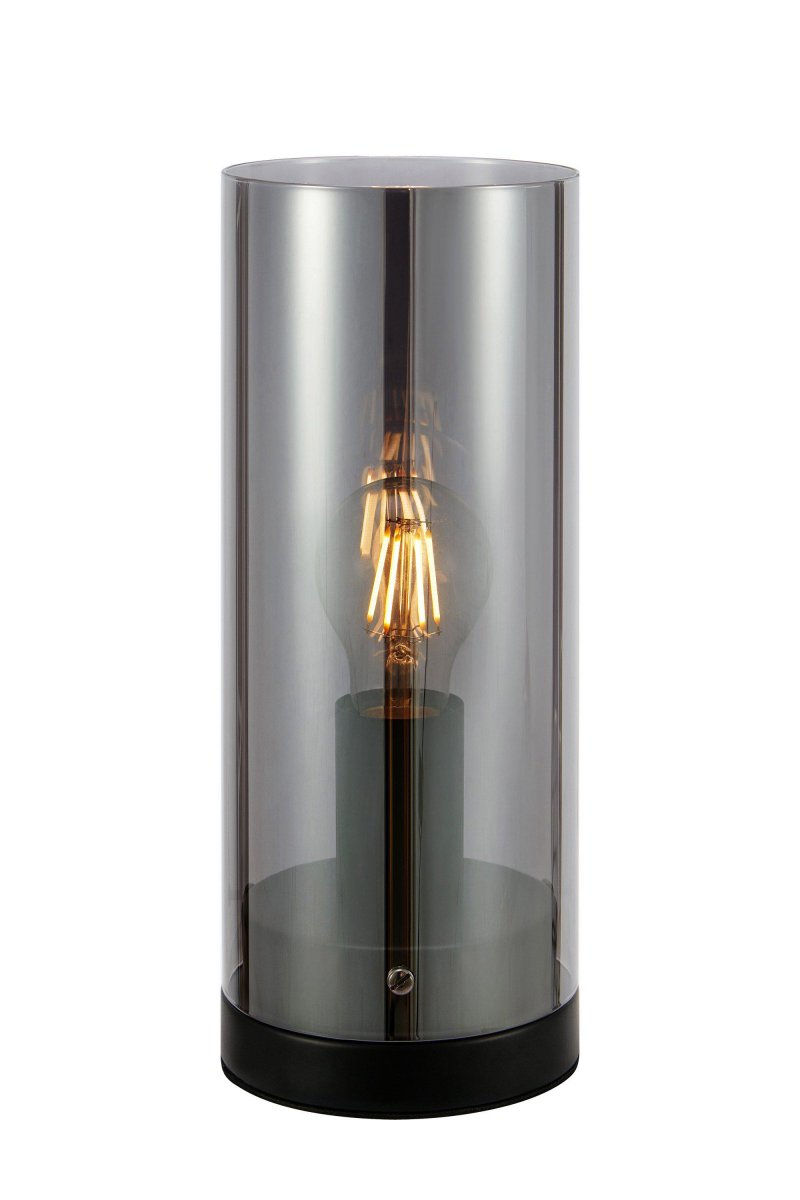 Post 38cm Røgfarvet bordlampe Fra Markslöjd - Post er en stilfuld cylindrisk bordlampe, med fod i matsort metal og skærm af røget glas.