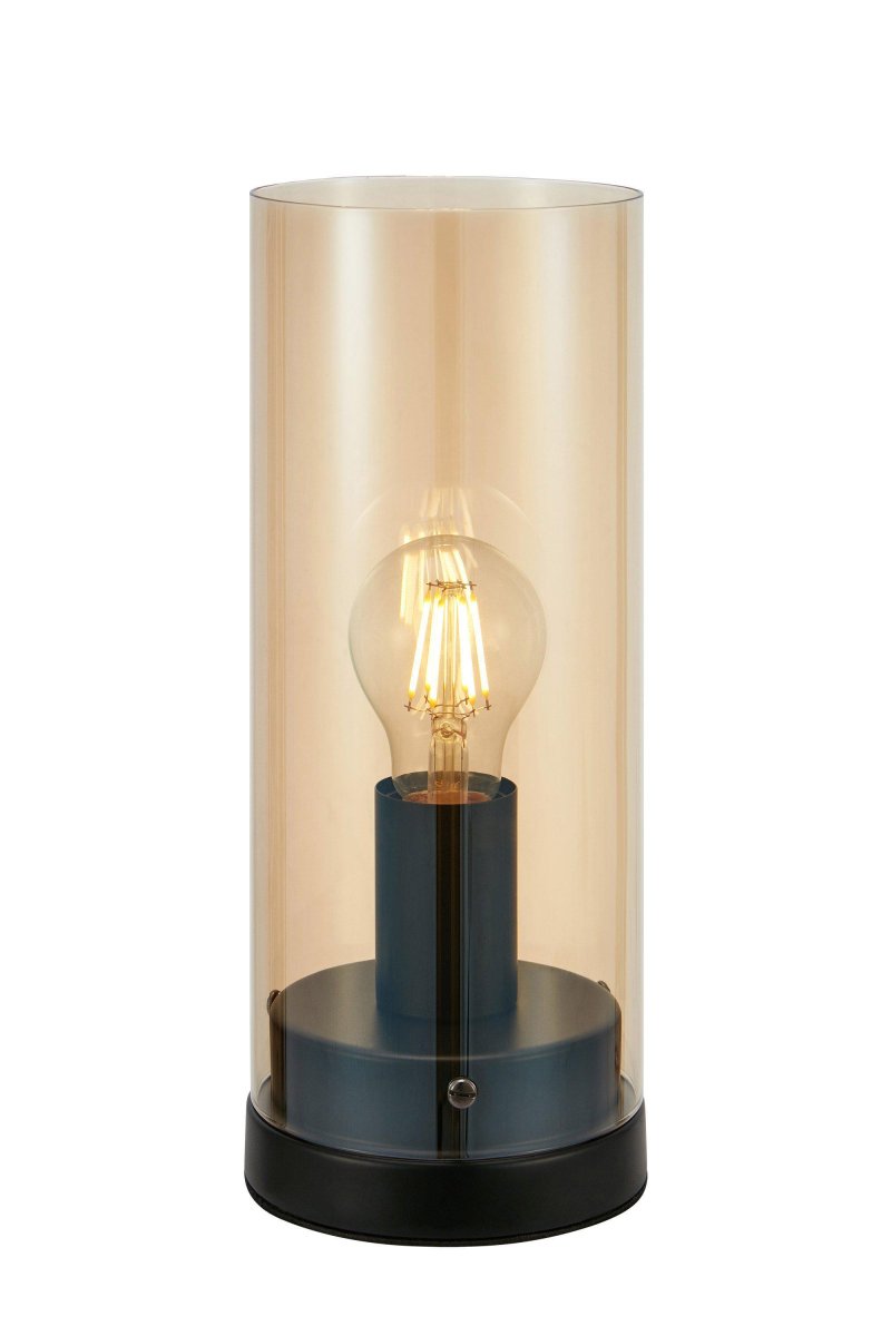 Post 38cm Rav bordlampe Fra Markslöjd - Post er en stilfuld cylindrisk bordlampe, med fod i matsort metal og en ravfarvet glassk&aelig;rm.
