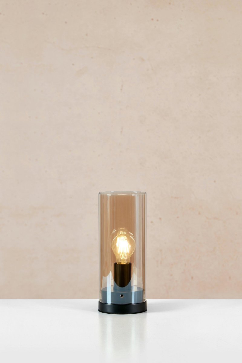 Post 38cm Rav bordlampe Fra Markslöjd - Post er en stilfuld cylindrisk bordlampe, med fod i matsort metal og en ravfarvet glassk&aelig;rm.