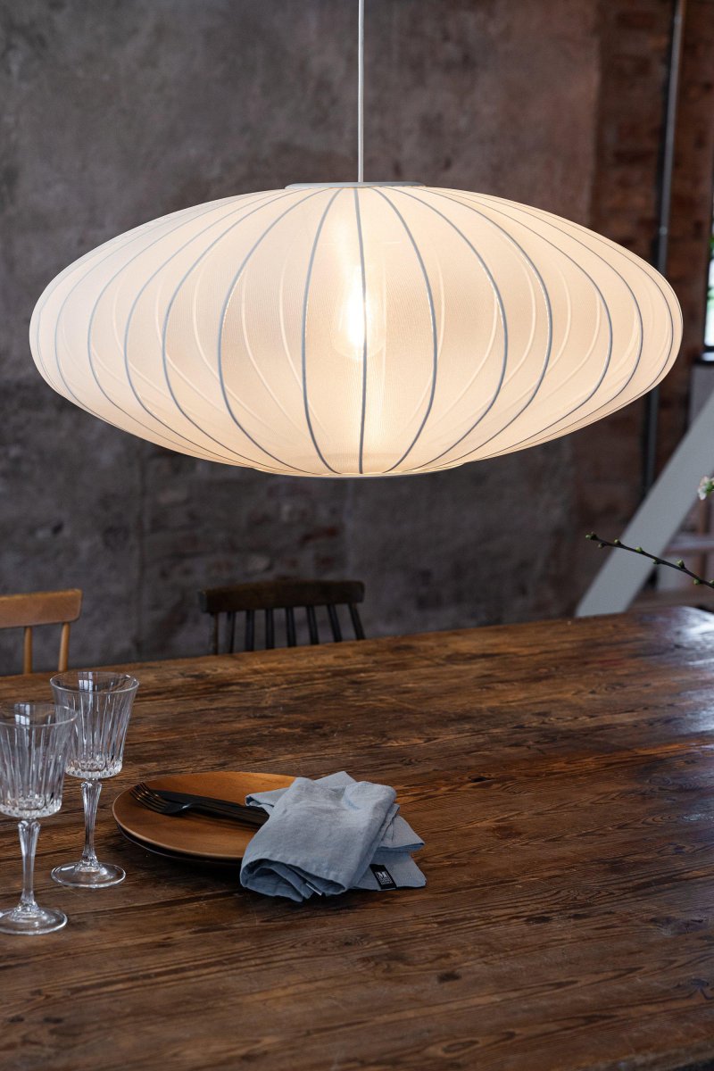 Florence Ø75 Hvid loftslampe Fra Markslöjd - Florence er en stilfuld og stor oval loftslampe med en hvid tekstilsk&aelig;rm, der spreder et behageligt generelt lys.