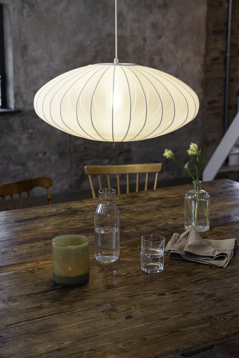Florence Ø60 Hvid loftslampe Fra Markslöjd - Med en diameter p&aring; 60 cm og en total h&oslash;jde p&aring; 25 cm passer den perfekt ind i b&aring;de stuen og sovev&aelig;relset.