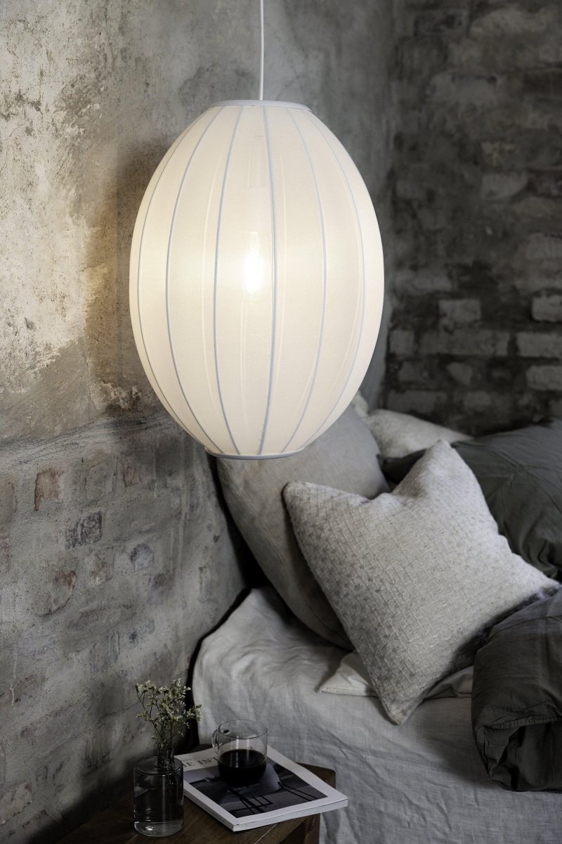 Florence Ø40 Hvid loftslampe Fra Markslöjd - Florence er en stilfuld loftslampe med et ovalt design og hvid tekstilsk&aelig;rm, der giver et bl&oslash;dt og behageligt lys.