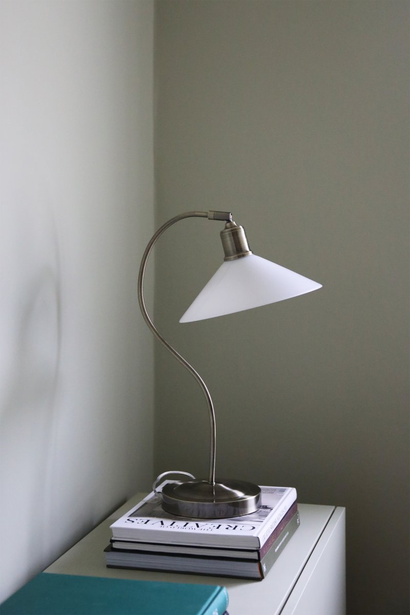 Vela 50cm Messing/hvid bordlampe Fra Markslöjd - Bordlampe i et klassisk design, der minder om en skomagerlampe, med en hvid blank lampeskærm i opalglas og en buet lampebase i messingfinish.