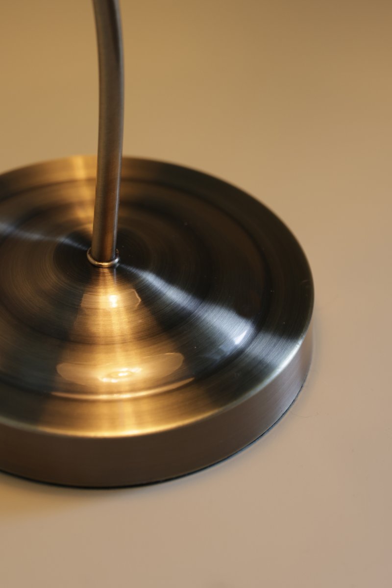 Vela 50cm Messing/hvid bordlampe Fra Markslöjd - Bordlampe i et klassisk design, der minder om en skomagerlampe, med en hvid blank lampeskærm i opalglas og en buet lampebase i messingfinish.