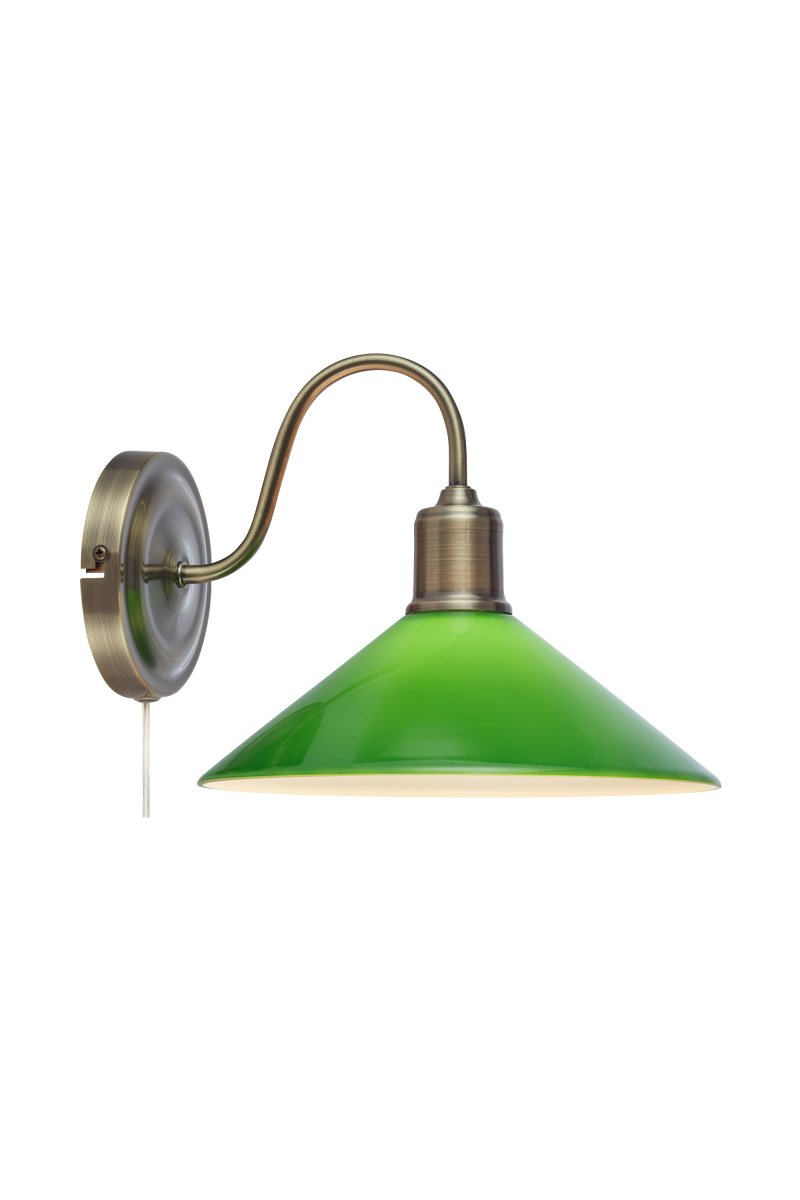 Vela 25cm Messing/grøn væglampe Fra Markslöjd - Væglampe i klassisk design som en skomagerlampe med en grøn, blank glasskærm og et buet vægbeslag i messingfinish.