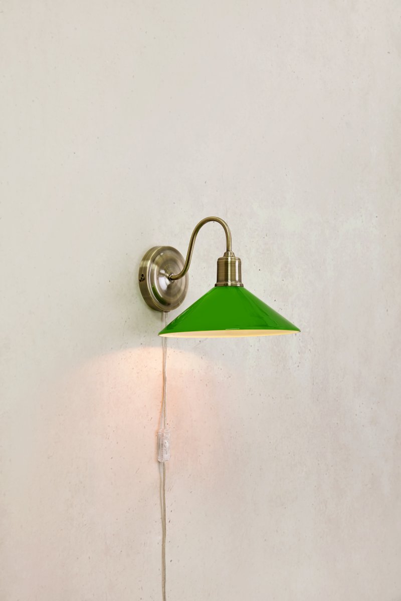 Vela 25cm Messing/grøn væglampe Fra Markslöjd - Væglampe i klassisk design som en skomagerlampe med en grøn, blank glasskærm og et buet vægbeslag i messingfinish.
