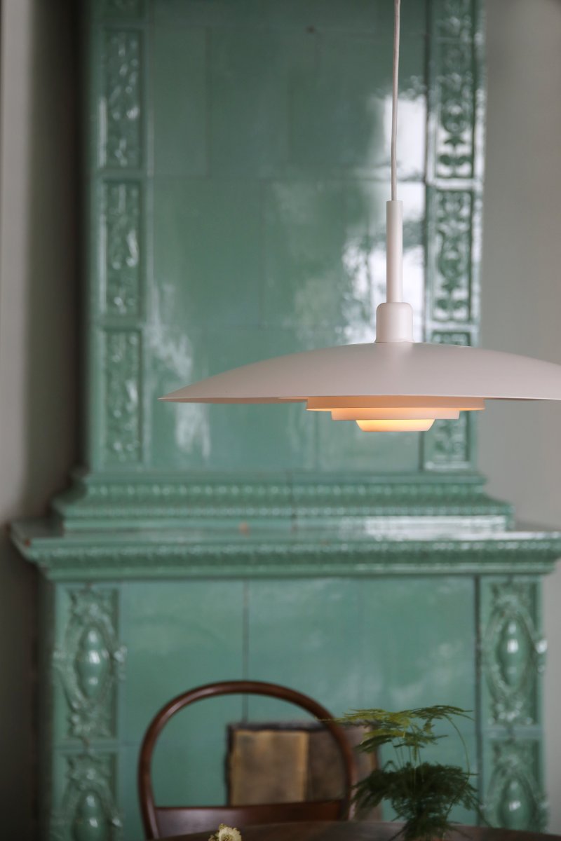 Piny Ø57 Hvid loftslampe Fra Markslöjd - Designet kan sammenlignes med en klassisk elevatorlampe, men med et mere stilfuldt udtryk.