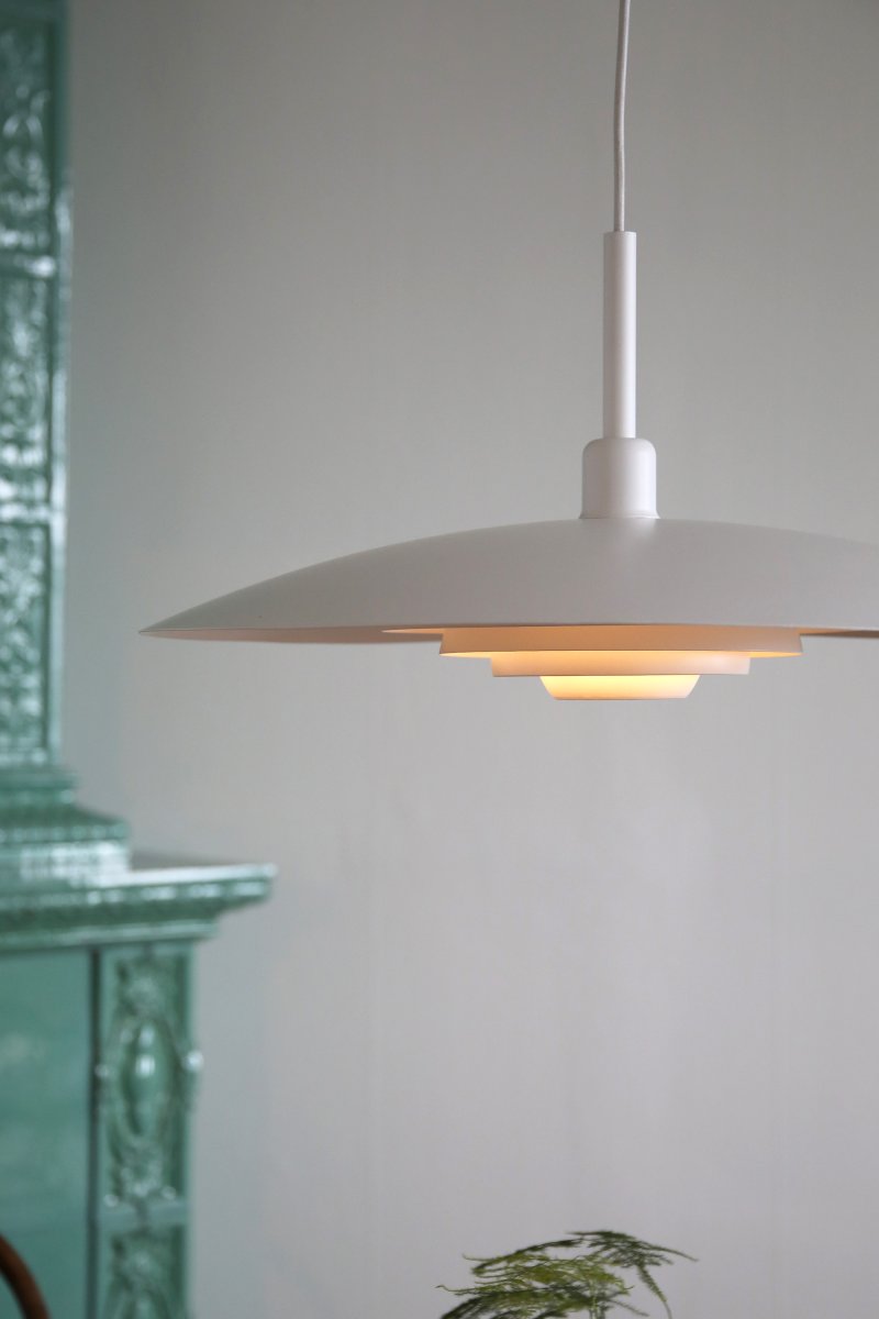 Piny Ø57 Hvid loftslampe Fra Markslöjd - Designet kan sammenlignes med en klassisk elevatorlampe, men med et mere stilfuldt udtryk.