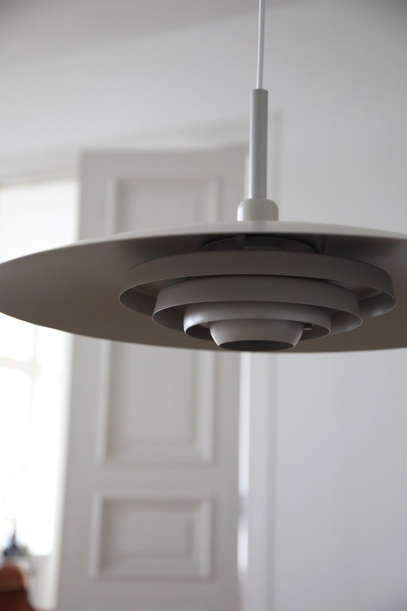 Piny Ø57 Beige loftslampe Fra Markslöjd - Designet kan sammenlignes med en klassisk elevatorlampe, men med et mere stilfuldt udtryk.